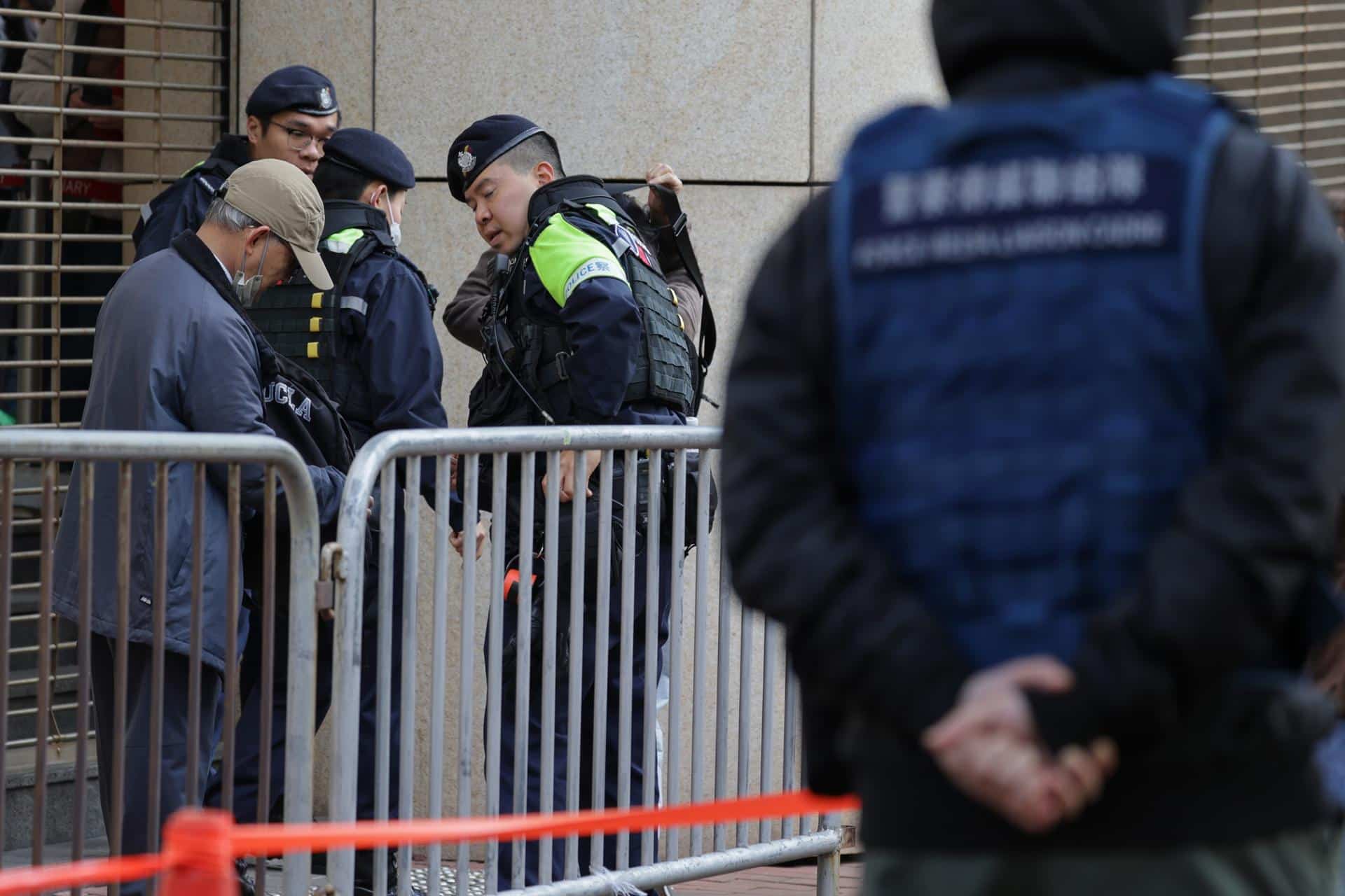 Medidas de seguridad en el Tribunal Superior de Hong Kong ante el anuncio de la sentencia contra el magnate mediático prodemocracia Jimmy Lai.
 EFE/EPA/MAY JAMES