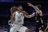 El pivot caboverdiano del Real Madrid Edy Tavares (izda) entra a canasta ante el jugador del Bayern Munich Justinian Jessup, durante el partido de la Euroliga disputado este jueves en el Movistar Arena, en Madrid. EFE/Juanjo Martín