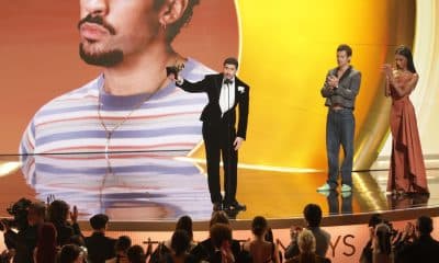 El rapero puertorriqueño Bad Bunny (C) recibe el premio al Álbum del Año en el escenario durante la 68ª ceremonia anual de los Premios Grammy en el Crypto.com Arena de Los Ángeles, California, EE.UU. EFE/EPA/CHRIS TORRES