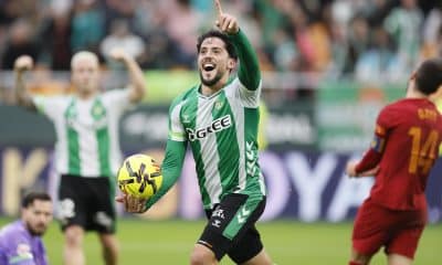El centrocampista del Real Betis Pablo Fornals celebra tras anotar el 2-1 durante el encuentro correspondiente a la jornada 22 de LaLiga EA Sports disputado este domingo entre el Real Betis y el Valencia CF en el estadio de La Cartuja en Sevilla. EFE/ José Manuel Vidal