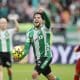 El centrocampista del Real Betis Pablo Fornals celebra tras anotar el 2-1 durante el encuentro correspondiente a la jornada 22 de LaLiga EA Sports disputado este domingo entre el Real Betis y el Valencia CF en el estadio de La Cartuja en Sevilla. EFE/ José Manuel Vidal