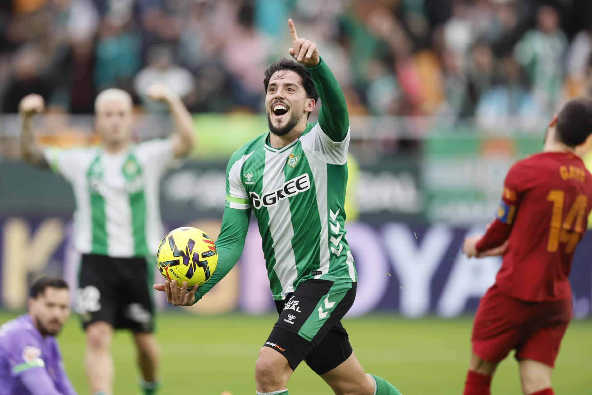 El centrocampista del Real Betis Pablo Fornals celebra tras anotar el 2-1 durante el encuentro correspondiente a la jornada 22 de LaLiga EA Sports disputado este domingo entre el Real Betis y el Valencia CF en el estadio de La Cartuja en Sevilla. EFE/ José Manuel Vidal