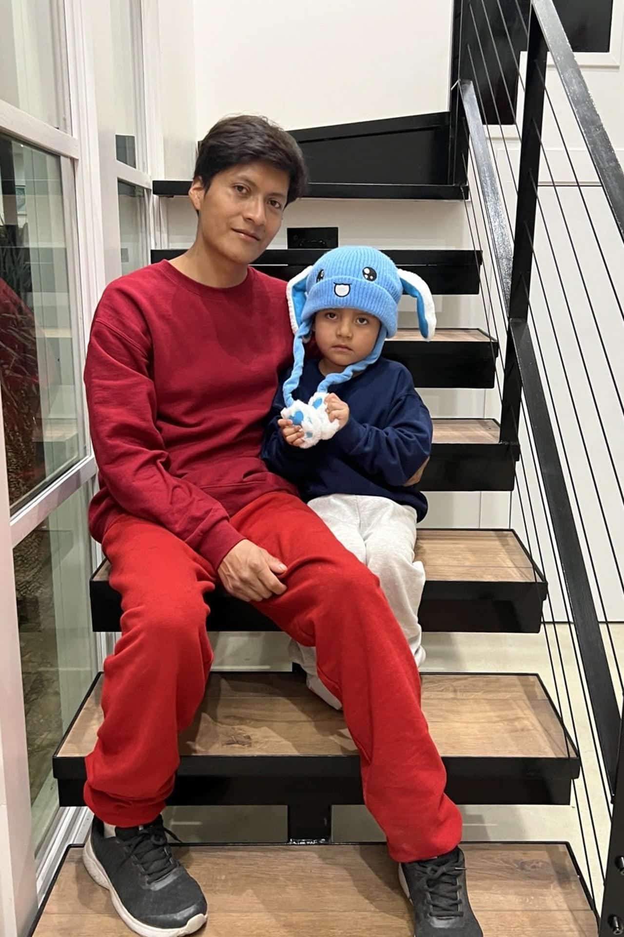 Fotografía publicada en la red social X de la cuenta del congresista demócrata Joaquin Castro, @JoaquinCastrotx, que muestra al niño ecuatoriano de cinco años Liam Conejo Ramos y su padre, que fueron liberados del centro de inmigración en Texas donde estaban detenidos desde el pasado 22 de enero por el Servicio de Control de Inmigración y Aduanas en Mineápolis. EFE/ @joaquincastrotx /SOLO USO EDITORIAL NO VENTAS /SOLO DISPONIBLE PARA ILUSTRAR LA NOTICIA QUE ACOMPAÑA (CRÉDITO OBLIGATORIO)