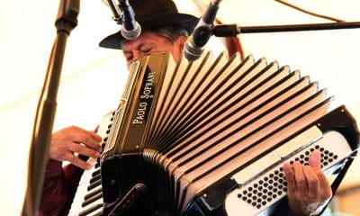 Un hombre ejecuta el acordeón durante el festival del acordeón y la concertina en el marco del Carnaval de Bolivia en la región boliviana de Cochabamba (Bolivia). EFE/ Jorge Abrego