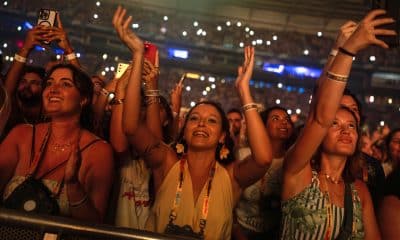 Personas asisten al concierto de Bad Bunny este viernes, durante la gira ‘DeBí TiRAR MáS FOToS World Tour’ en el Allianz Parque en Sao Paulo (Brasil). EFE/ Isaac Fontana