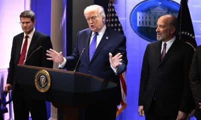 El presidente de Estados Unidos, Donald J. Trump (centro), junto al procurador general John Sauer (izq.) y el secretario de Comercio Howard Lutnik (der.), en la sala de prensa de la Casa Blanca en Washington, DC, EE. UU., el 20 de febrero de 2026. EFE/SHAWN THEW