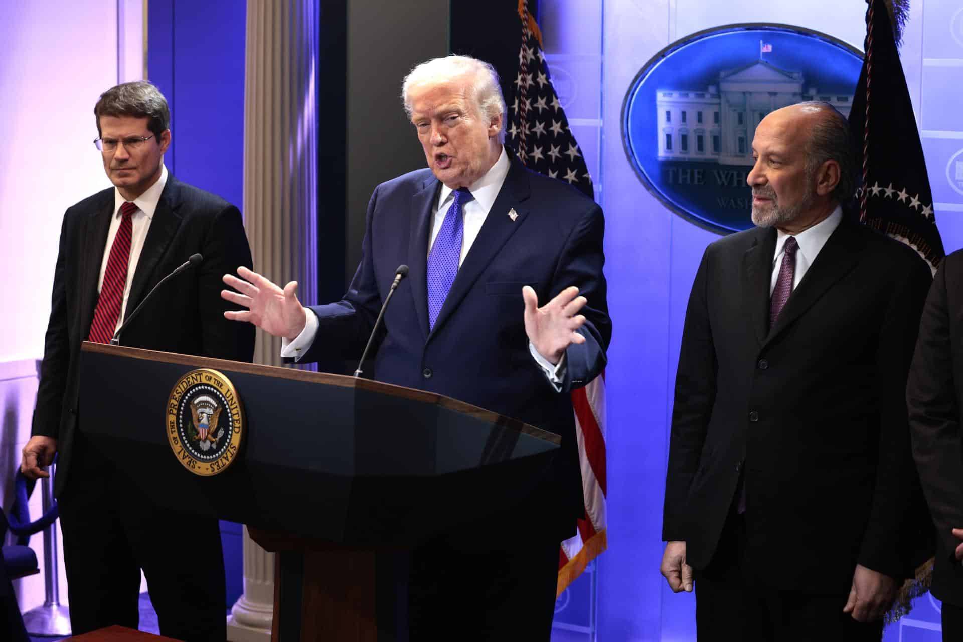 El presidente de Estados Unidos, Donald J. Trump (centro), junto al procurador general John Sauer (izq.) y el secretario de Comercio Howard Lutnik (der.), en la sala de prensa de la Casa Blanca en Washington, DC, EE. UU., el 20 de febrero de 2026. EFE/SHAWN THEW
