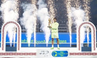 El tenista español Carlos Alcaraz con el trofeo tras ganar la final al francés Arthur Fils en Qatar. EFE/EPA/NOUSHAD THEKKAYIL