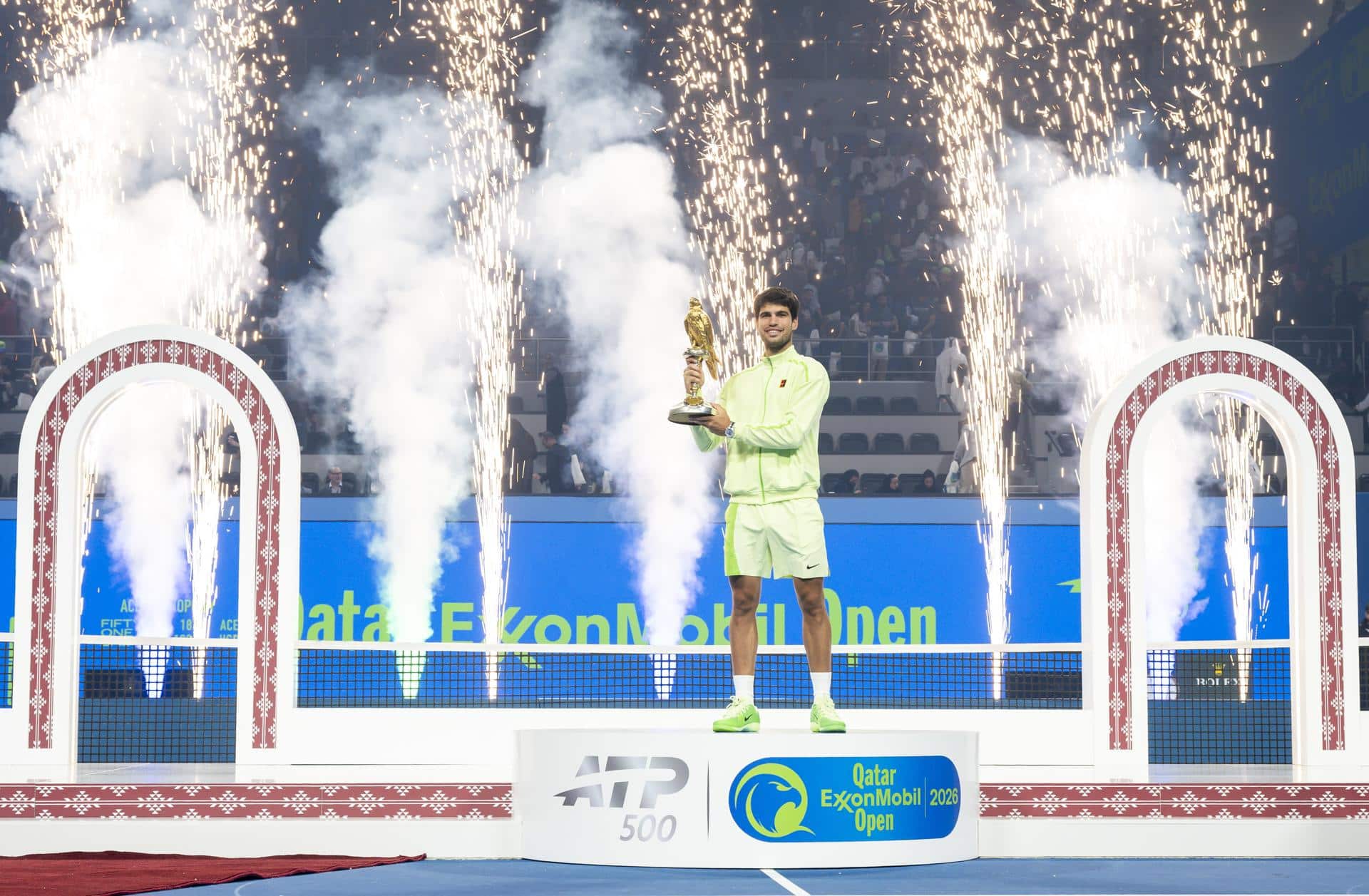 El tenista español Carlos Alcaraz con el trofeo tras ganar la final al francés Arthur Fils en Qatar. EFE/EPA/NOUSHAD THEKKAYIL