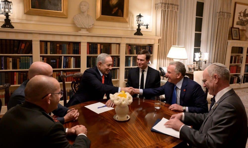 Fotografía divulgada por la Oficina de Prensa del Gobierno de Israel en Telegram que muestra al primer ministro de Israel, Benjamin Netanyahu (c), reunido con los representantes estadounidenses Steve Wittkof (2-d) y Jared Kushner (3-d) este martes, en Washington (Estados Unidos). EFE/ Oficina de Prensa del Gobierno de Israel
