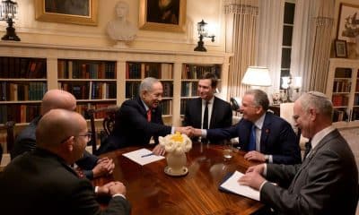Fotografía divulgada por la Oficina de Prensa del Gobierno de Israel en Telegram que muestra al primer ministro de Israel, Benjamin Netanyahu (c), reunido con los representantes estadounidenses Steve Wittkof (2-d) y Jared Kushner (3-d) este martes, en Washington (Estados Unidos). EFE/ Oficina de Prensa del Gobierno de Israel