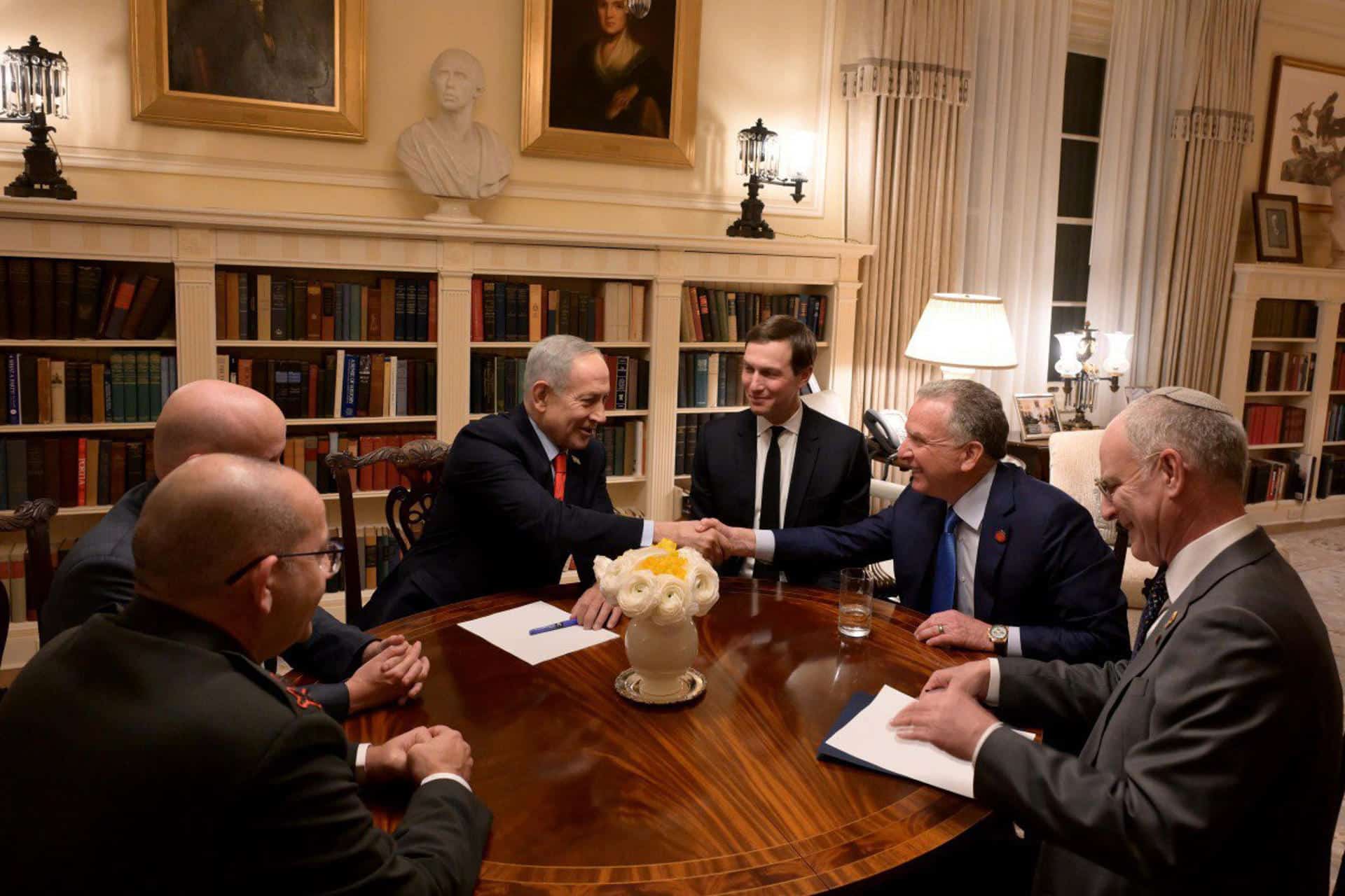 Fotografía divulgada por la Oficina de Prensa del Gobierno de Israel en Telegram que muestra al primer ministro de Israel, Benjamin Netanyahu (c), reunido con los representantes estadounidenses Steve Wittkof (2-d) y Jared Kushner (3-d) este martes, en Washington (Estados Unidos). EFE/ Oficina de Prensa del Gobierno de Israel