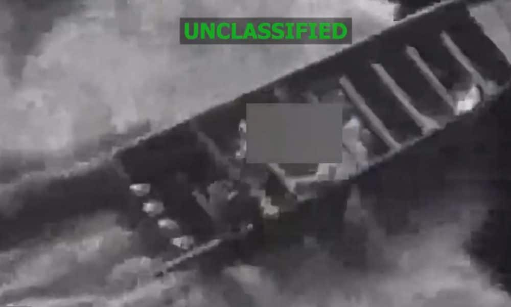 Captura de video tomada de la cuenta oficial de la red social X @Southcom del Comando Sur de Estados Unidos que muestra el ataque a una lancha este lunes en aguas internacionales. EFE/ @Southcom /SOLO USO EDITORIAL/NO VENTAS/ SOLO DISPONIBLE PARA ILUSTRAR LA NOTICIA QUE ACOMPAÑA (CRÉDITO OBLIGATORIO)