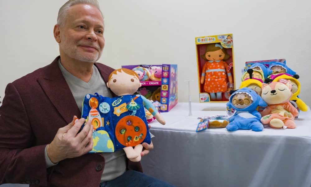 Una persona visita la Feria del Juguete 2026 este martes, en el Centro de Convenciones Jacob K. Javits, en Nueva York (Estados Unidos). EFE/ Angel Colmenares