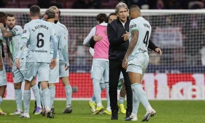 El entrenador del Betis, Manuel Pellegrini (2-d), felicita a sus jugadores al término del partido de LaLiga de fútbol que Atlético de Madrid y Real Betis han disputado en el estadio Metropolitano. EFE/Sergio Pérez