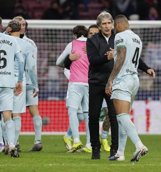 El entrenador del Betis, Manuel Pellegrini (2-d), felicita a sus jugadores al término del partido de LaLiga de fútbol que Atlético de Madrid y Real Betis han disputado en el estadio Metropolitano. EFE/Sergio Pérez