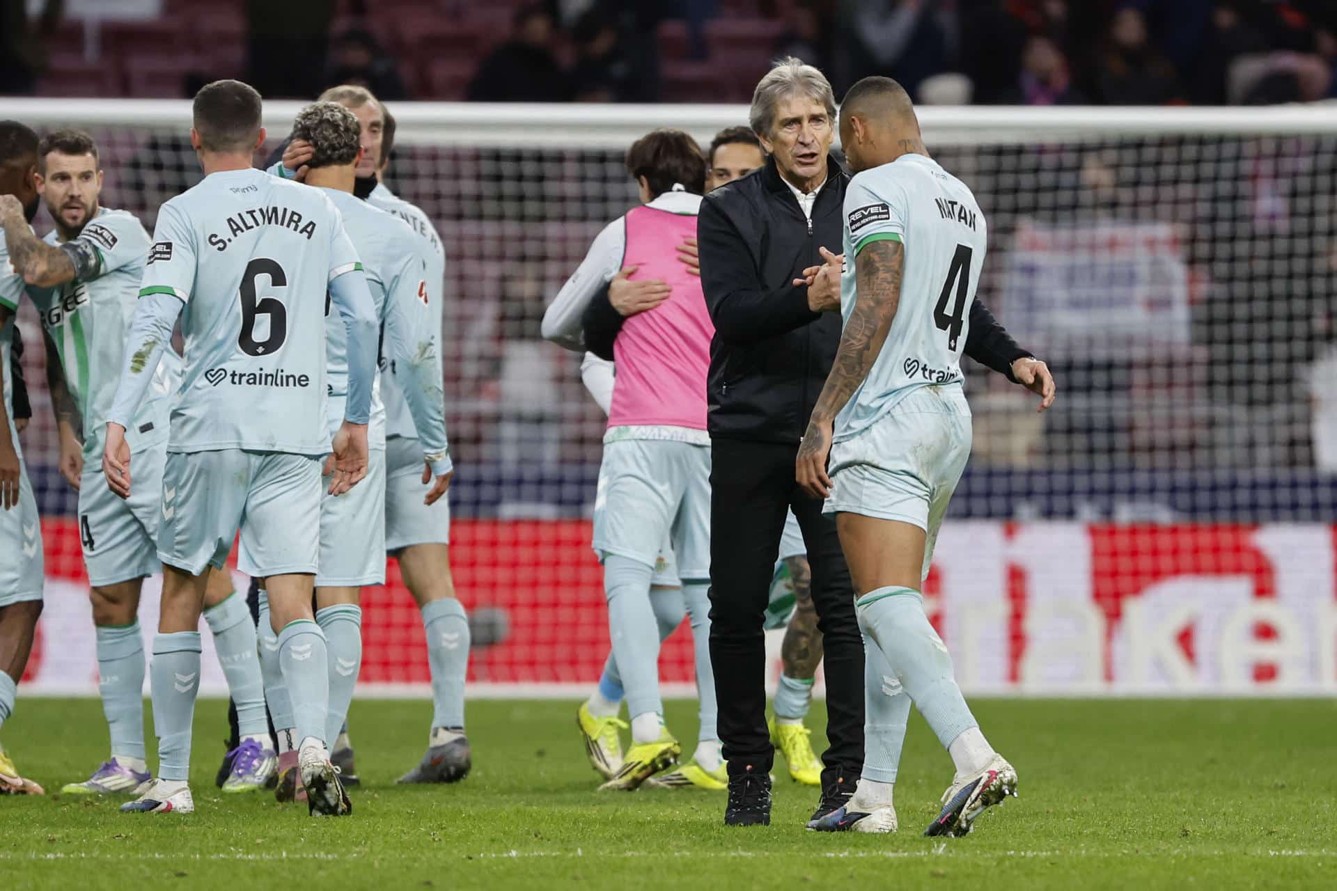 El entrenador del Betis, Manuel Pellegrini (2-d), felicita a sus jugadores al término del partido de LaLiga de fútbol que Atlético de Madrid y Real Betis han disputado en el estadio Metropolitano. EFE/Sergio Pérez
