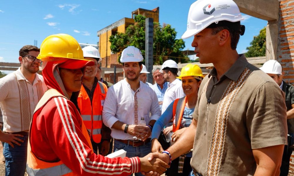 Fotografía cedida por la Presidencia de Paraguay en la que se observa a su mandatario, Santiago Peña (d), durante una inspección técnica del avance de obras de los Centros de Atención Integral para la Primera Infancia (Caipi) este lunes, en Itapúa (Paraguay). EFE/ Presidencia de Paraguay