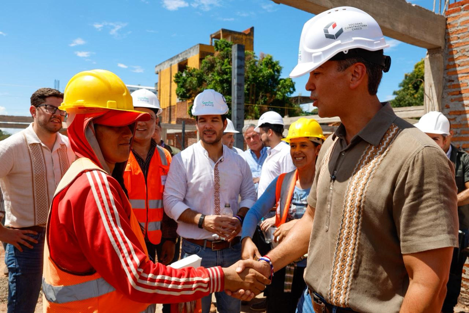 Fotografía cedida por la Presidencia de Paraguay en la que se observa a su mandatario, Santiago Peña (d), durante una inspección técnica del avance de obras de los Centros de Atención Integral para la Primera Infancia (Caipi) este lunes, en Itapúa (Paraguay). EFE/ Presidencia de Paraguay