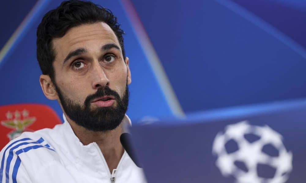 Álvaro Arbeloa, técnico del Real Madrid, aseguró en vísperas de su segundo reencuentro en 20 días con su gran maestro, el portugués Jose Mourinho, que le desea "lo mejor" y espera que gane todos los títulos que dispute menos la Liga de Campeones, en la que, dijo, su "objetivo es eliminar al Benfica". EFE/EPA/MIGUEL A. LOPES