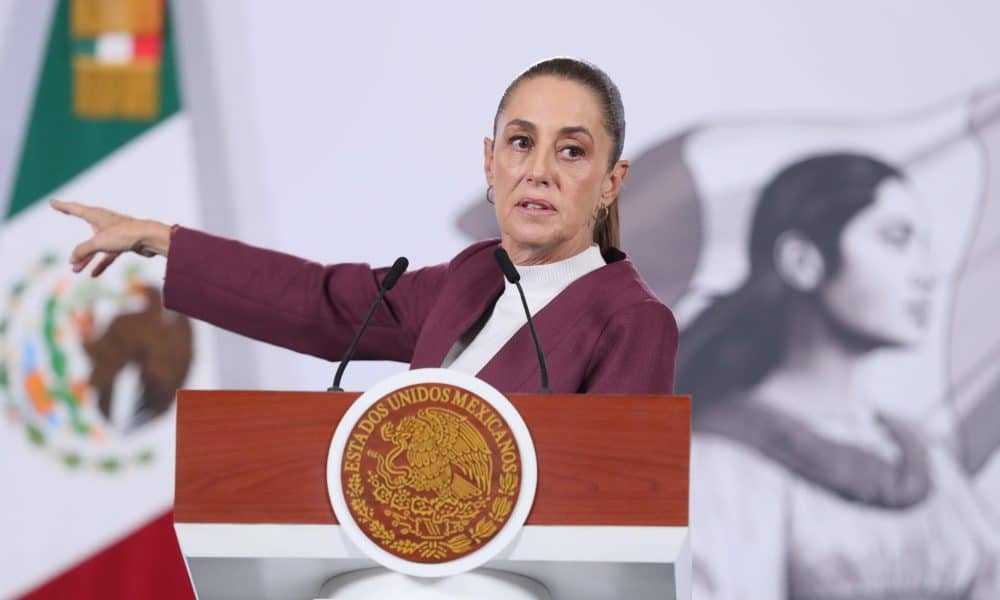 La presidenta de México, Claudia Sheinbaum, habla durante una rueda de prensa este jueves, en Palacio Nacional de del Ciudad de México (México). EFE/Mario Guzmán