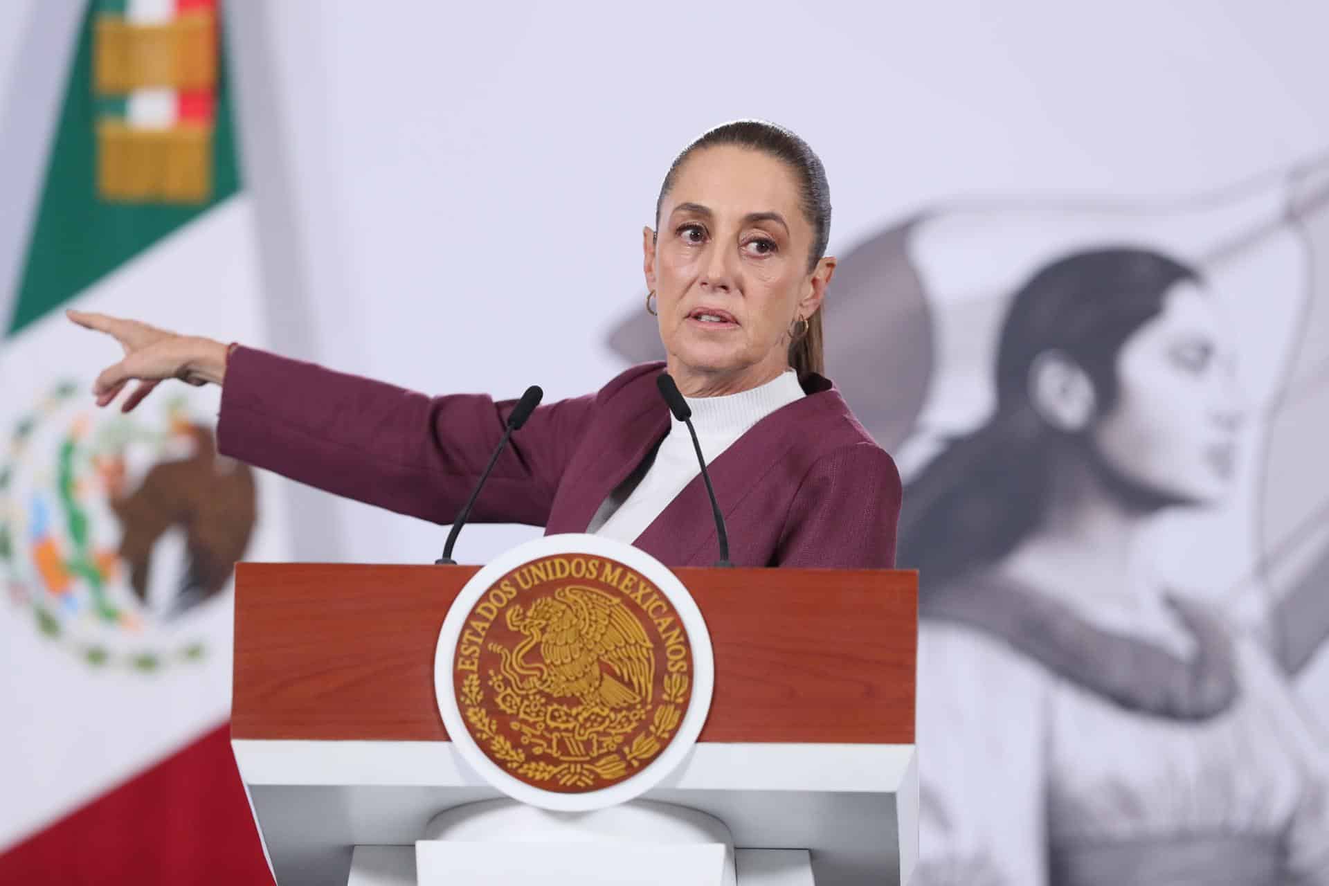 La presidenta de México, Claudia Sheinbaum, habla durante una rueda de prensa este jueves, en Palacio Nacional de del Ciudad de México (México). EFE/Mario Guzmán