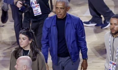 El expresidente de EE.UU., Barack Obama, en el juego de las estrellas de la NBA, el 15 de febrero de 2026. EFE/CHRIS TORRES