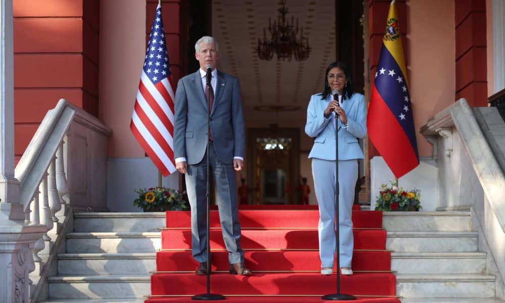 La mandataria encargada de Venezuela, Delcy Rodríguez (d), y el secretario de Energía de EE.UU., Chris Wright, ofrecen declaraciones luego de una reunión oficial en Caracas (Venezuela). EFE/ Miguel Gutiérrez