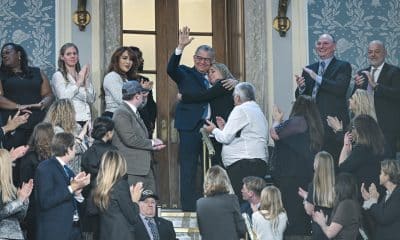 Enrique Márquez (c-arriba), un prisionero venezolano liberado, durante el discurso del Estado de la Unión de presidente de EE.UU., Donald J. Trump. EFE/EPA/KENNY HOLSTON / POOL