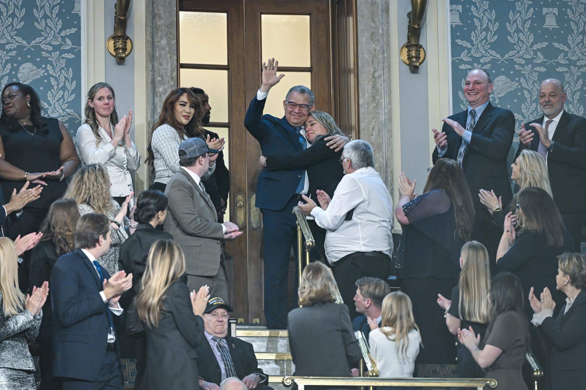 Enrique Márquez (c-arriba), un prisionero venezolano liberado, durante el discurso del Estado de la Unión de presidente de EE.UU., Donald J. Trump. EFE/EPA/KENNY HOLSTON / POOL