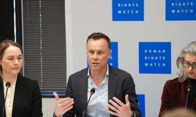 El nuevo director general de la ONG Human Rigths Watch, Philippe Bolopion (c), habla durante la presentación de un informe este miércoles, en Washington (EE.UU.). EFE/ Octavio Guzmán