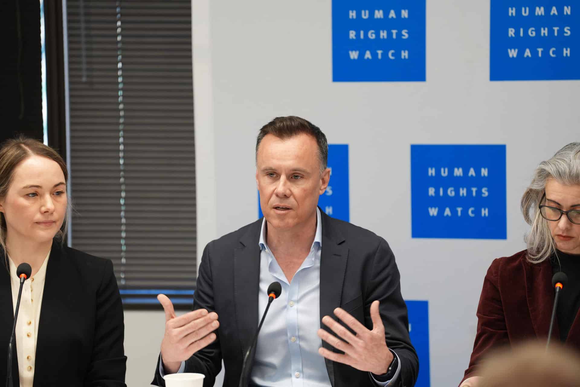 El nuevo director general de la ONG Human Rigths Watch, Philippe Bolopion (c), habla durante la presentación de un informe este miércoles, en Washington (EE.UU.). EFE/ Octavio Guzmán