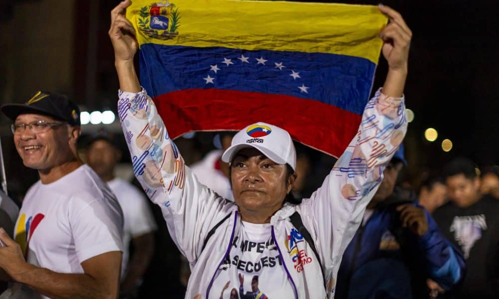 Una personas sostiene una bandera de Venezuela en una vigilia este lunes, en Caracas (Venezuela). EFE/ Miguel Gutiérrez