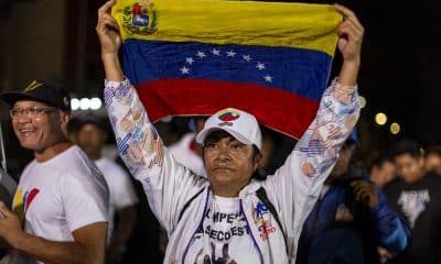 Una personas sostiene una bandera de Venezuela en una vigilia este lunes, en Caracas (Venezuela). EFE/ Miguel Gutiérrez