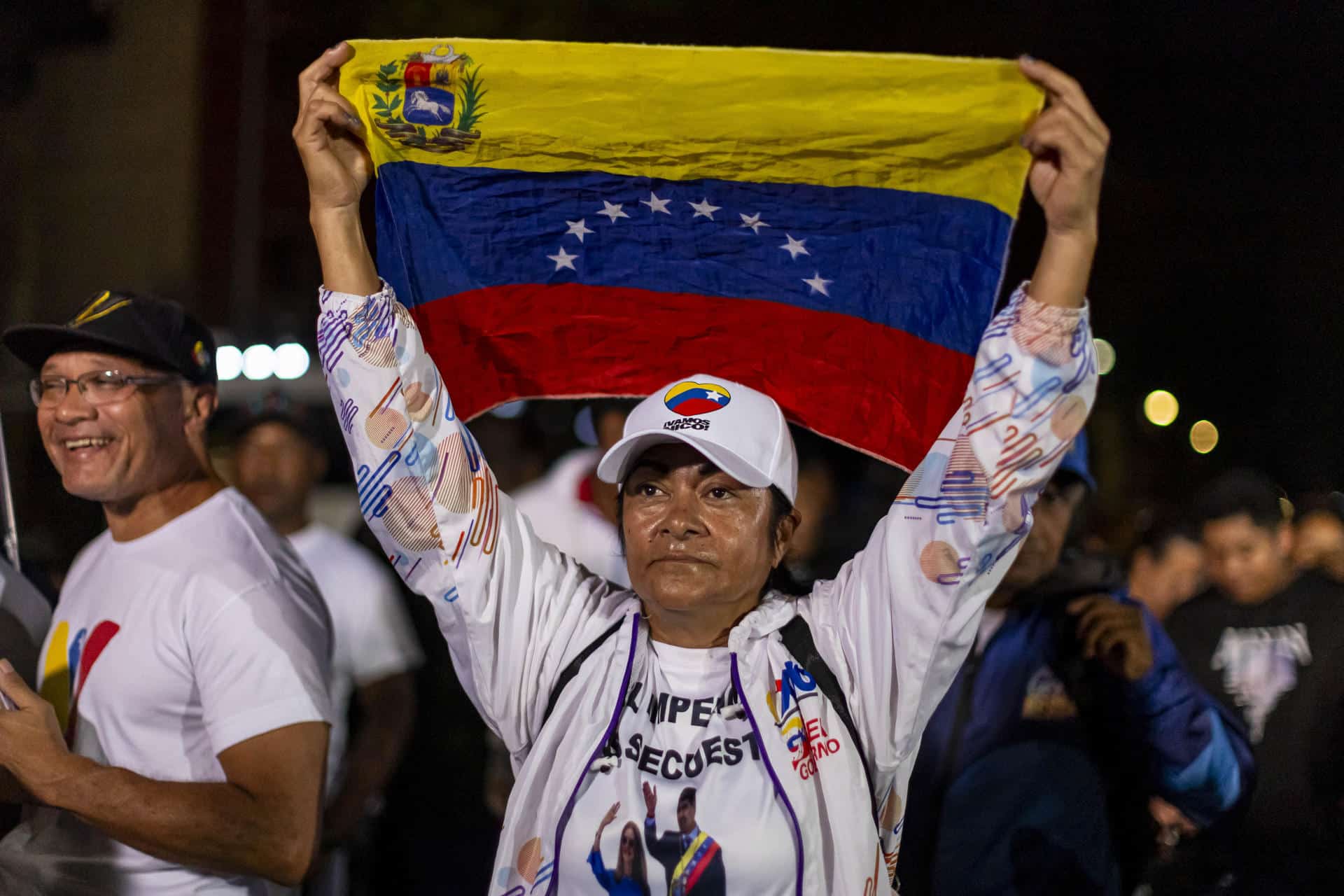 Una personas sostiene una bandera de Venezuela en una vigilia este lunes, en Caracas (Venezuela). EFE/ Miguel Gutiérrez
