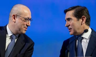 El presidente del BBVA, Carlos Torres(d) y el consejero delegado de la entidad, Onur Genç (i), durante la presentación de los resultados financieros correspondientes al ejercicio 2025, este jueves. El BBVA, uno de los principales bancos españoles, con una importante presencia internacional, ganó 10.511 millones de euros en 2025, un 4,5 % más que el año anterior, un beneficio récord que supera por primera vez los 10.500 millones, impulsado por los ingresos recurrentes del negocio bancario. EFE/Daniel González