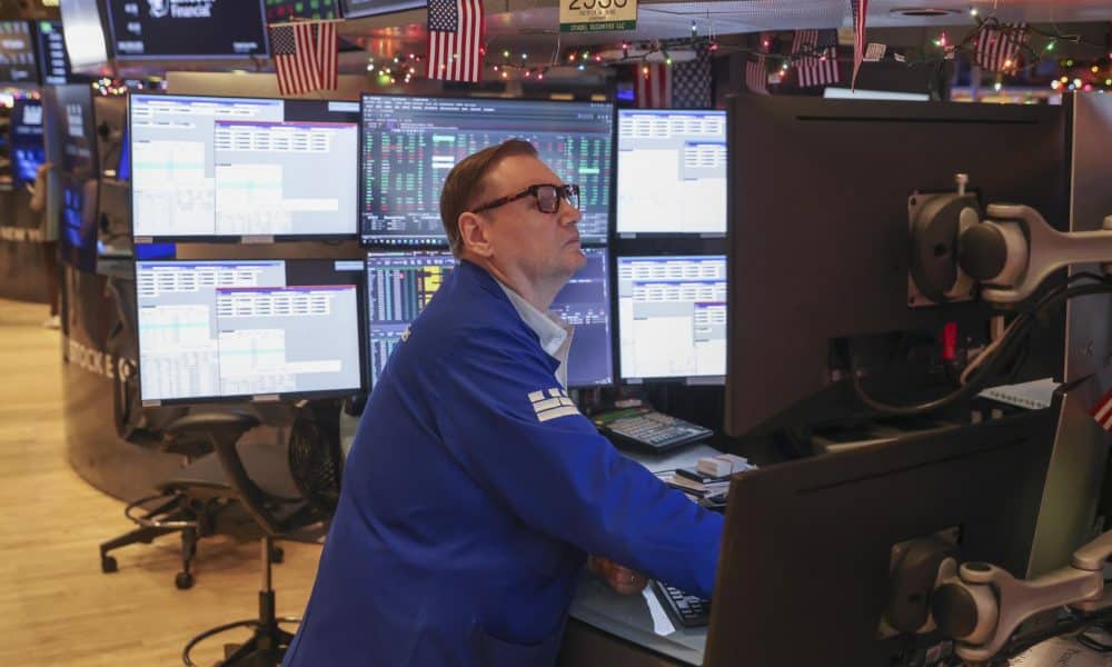 Fotografía de archivo de UN trabajador en la Bolsa de Nueva York(EE.UU.). EFE/EPA/SARAH YENESEL