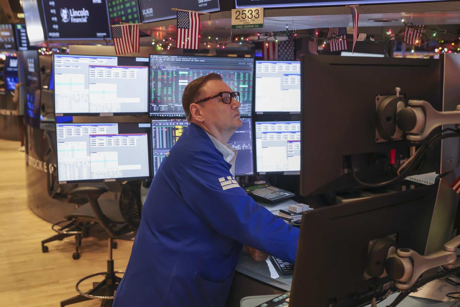 Fotografía de archivo de UN trabajador en la Bolsa de Nueva York(EE.UU.). EFE/EPA/SARAH YENESEL