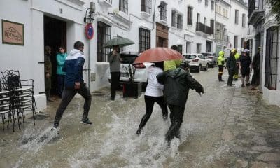 Vecinos de la localidad de Grazalema, en Cádiz (sur de España), corren por una calle inundada, en una imagen de principios de febrero. EFE/Román Ríos