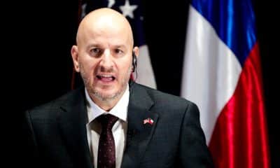 El embajador de EE.UU. en Chile, Brandon Judd, habla durante una rueda de prensa este lunes, en la Embajada de EE.UU. en Santiago (Chile). EFE/ Ailen Díaz