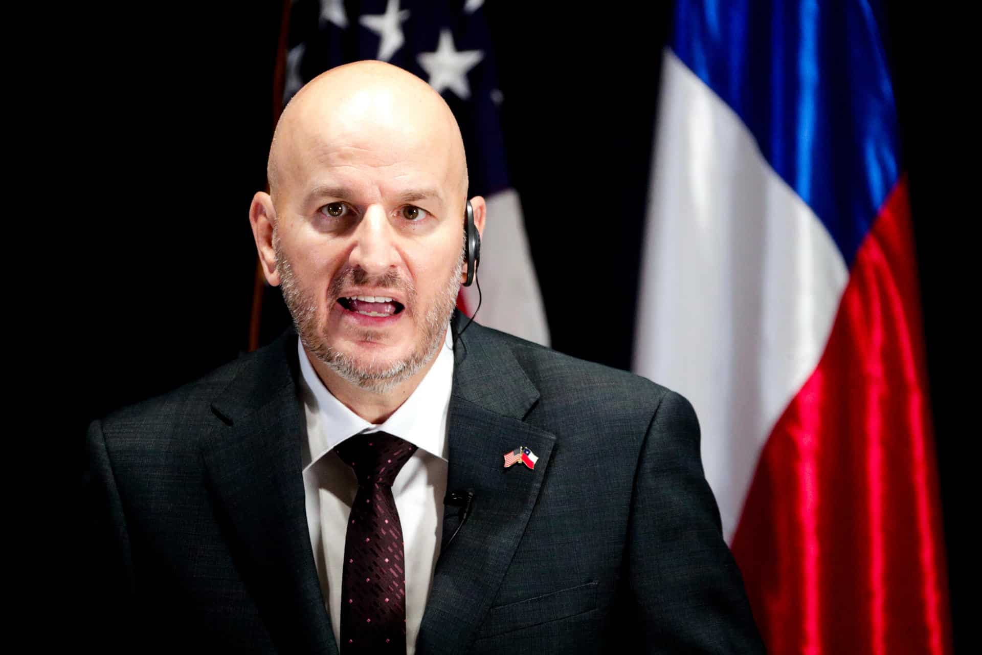 El embajador de EE.UU. en Chile, Brandon Judd, habla durante una rueda de prensa este lunes, en la Embajada de EE.UU. en Santiago (Chile). EFE/ Ailen Díaz