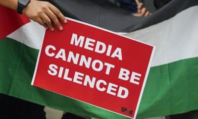 Un cartel en el que se lee, en inglés, "los medios no pueden ser silenciados", durante un acto de protesta en solidaridad con los miembros de la prensa de Gaza. EFE/ Fazry Ismail