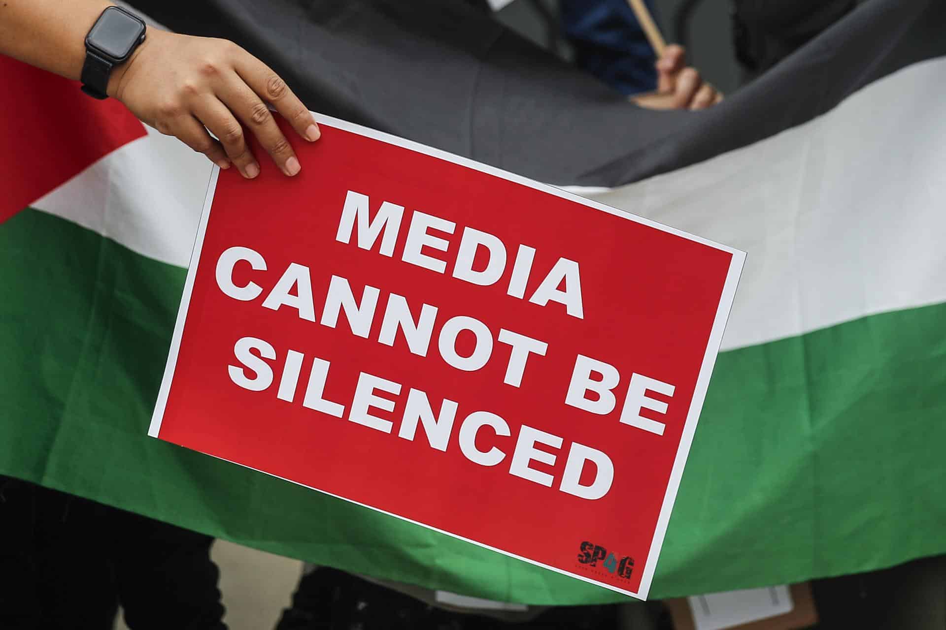 Un cartel en el que se lee, en inglés, "los medios no pueden ser silenciados", durante un acto de protesta en solidaridad con los miembros de la prensa de Gaza. EFE/ Fazry Ismail
