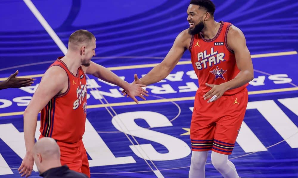 Nikola Jokic (iz) y Karl-Anthony Towns, durante el All Star de la NBA 2025 en San Francisco. EFE/EPA/JOHN G. MABANGLO
