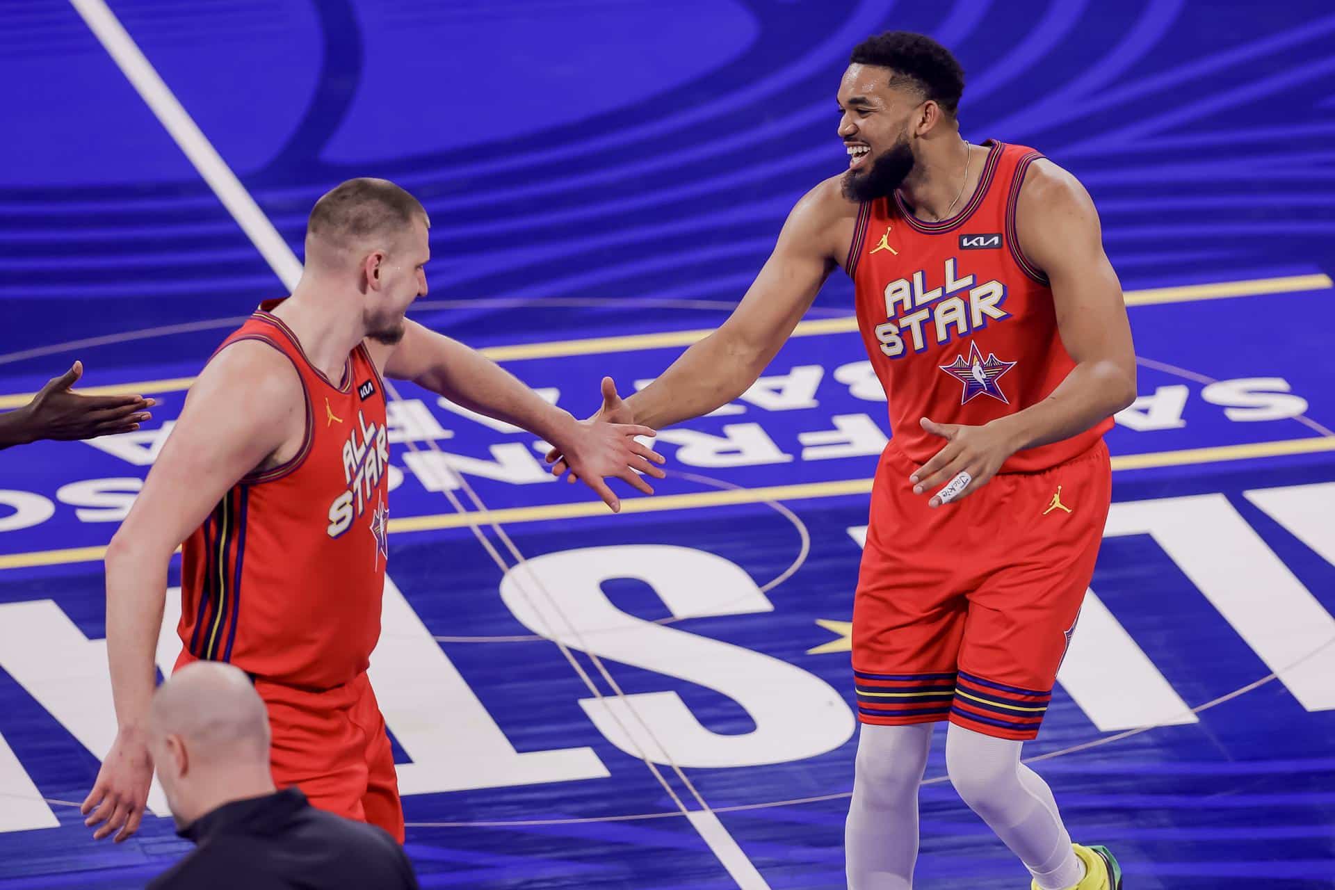 Nikola Jokic (iz) y Karl-Anthony Towns, durante el All Star de la NBA 2025 en San Francisco. EFE/EPA/JOHN G. MABANGLO