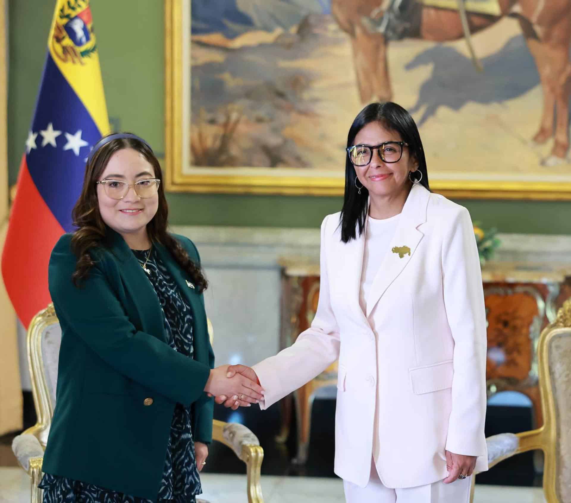 Fotografía difundida por el Palacio de Miraflores de la presidenta encargada de Venezuela, Delcy Rodríguez (d), con la embajadora de Nicaragua en Venezuela, Valezka Fiorella López Herrera, este martes, en Caracas (Venezuela). EFE/ Palacio de Miraflores