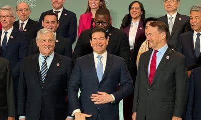 El secretario de Estado de Estados Unidos, Marco Rubio (c), posa junto a los otros ministros participantes en la reunión sobre minerales críticos este miércoles, en la sede del Departamento de Estado en Washington (Estados Unidos). EFE/ Eduard Ribas