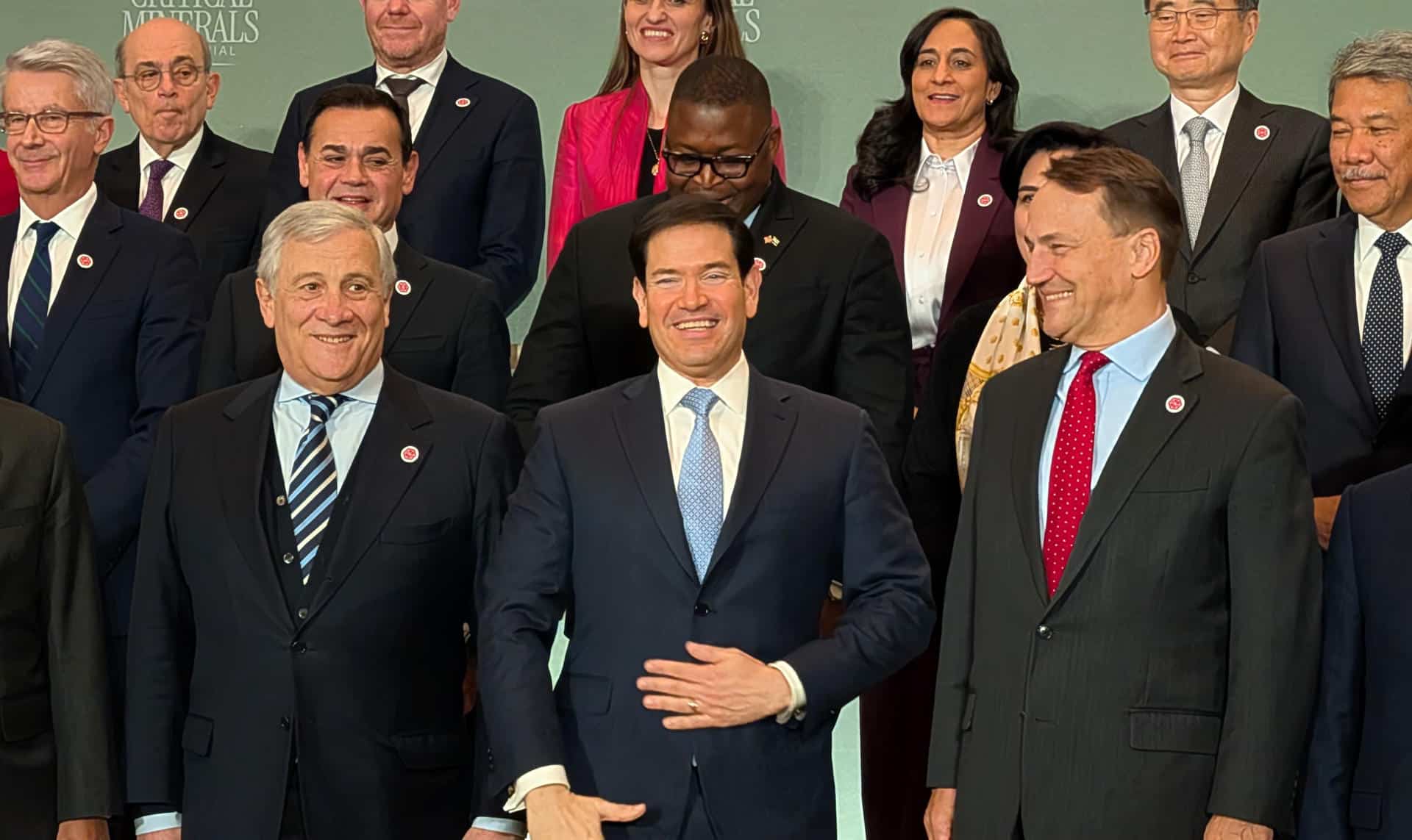 El secretario de Estado de Estados Unidos, Marco Rubio (c), posa junto a los otros ministros participantes en la reunión sobre minerales críticos este miércoles, en la sede del Departamento de Estado en Washington (Estados Unidos). EFE/ Eduard Ribas