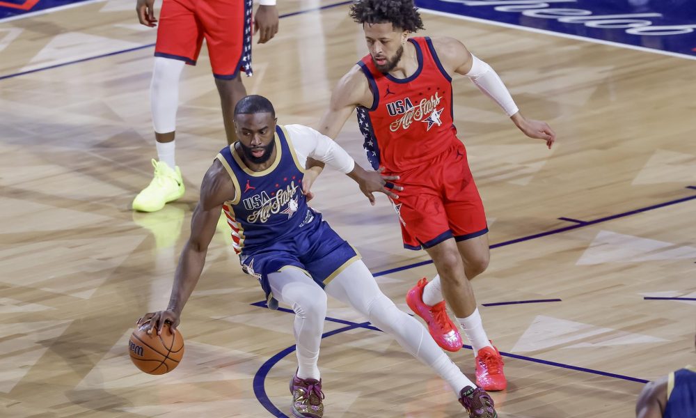 Fotografía del 15 de febrero de 2026 en la que se observa a Jaylen Brown (i), del Team USA Stripes, en acción contra Cade Cunningham (d), del Team USA Stars, durante el partido de la final del NBA All-Star Game en el Intuit Dome en Inglewood, California (EE.UU.). EFE/CHRIS TORRES PROHIBIDO SU USO EN SHUTTERSTOCK