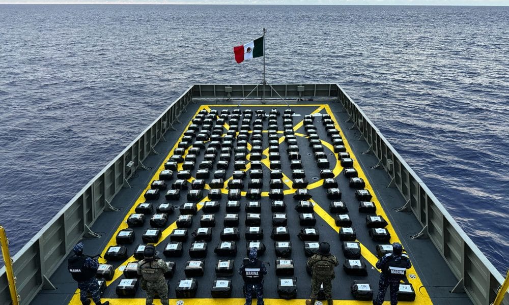 Fotografía cedida hoy, por la Secretaría de Marina de agentes de la dependencia resguardando un decomiso de presunta droga en el océano Pacífico (México). EFE/Secretaría de Marina/SOLO USO EDITORIAL/NO VENTAS/SOLO USO EDITORIAL/SOLO DISPONIBLE PARA ILUSTRAR LA NOTICIA QUE ACOMPAÑA (CRÉDITO OBLIGATORIO)